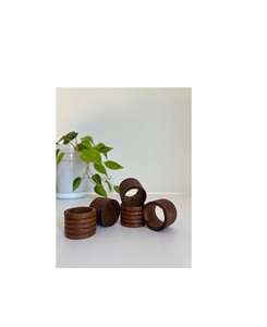 Rond de serviette en bois sculpté à la main pour la décoration de table à manger bohème avec un design ethnique traditionnel artisanal unique - Product Image 1