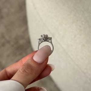 Anillo de Tres Piedras con Diamante Cultivado en Laboratorio de 2.5 Quilates, Corte Marquesa, E VVS2, Oro Blanco de 18k, Pequeños Diamantes Laterales en Forma de Pera, Certificado IGI - Product Image 3