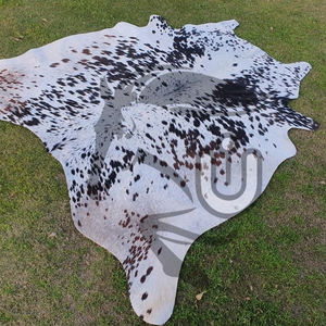 Alfombra de Cuero Vacuno con Pelo Brasileño, Tamaño y Color Personalizables, Unisex, 25-27 Pies Cuadrados - Product Image 4