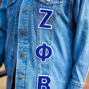 Veste en jean Zeta Boyfriend avec coupe surdimensionnée et grandes lettres grecques pour vêtements d'extérieur de sororité à la mode - Product Image 2