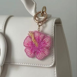 Porte-clés brodé à la main avec fleurs mignonnes pour filles, décoration de porte-clés floral, porte-clés à fleurs perlées, pendentif de porte-clés - Product Image 1