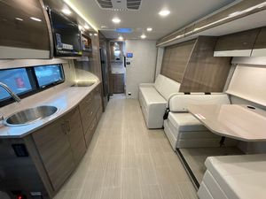 Camping-car familial de luxe Melbourne Prestige 2023 NEUF ET PAS CHER Euro 5 4-6 personnes, sol en acrylique blanc, charge utile 11000 kg - Product Image 3