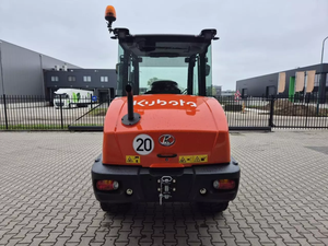 Chargeuse sur pneus compacte Kubota R070 avec accessoire chariot élévateur, orange, pour travaux agricoles et de construction - Product Image 4