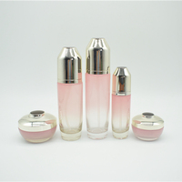 Ensemble de flacons et pots cosmétiques en verre rose dégradé |   Emballage de luxe pour soins de la peau avec des bouchons métalliques argentés