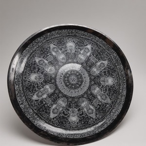 Plato Decorativo Ligero de Hierro Estilo Art Deco con Acabado Bronce Ahumado Degradado, Perfecto para Banquetes Festivos y Celebraciones Reales - Product Image 2