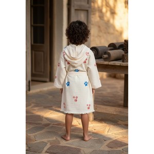 Albornoz Varol 100% Orgánico Hecho a Mano para Niños con Diseño de Huellas de Patas y Toalla de Baño con Diseño de Piedras - Product Image 2