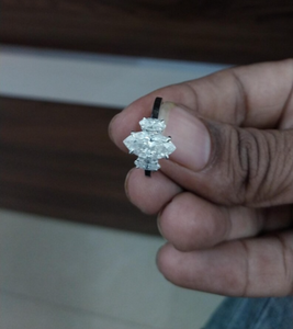 Anillo de diamantes de moissanita con forma de Marqués blanco Anillo de compromiso de Plata de Ley 925 Anillo de compromiso con forma de Marqués de 3 piedras - Product Image 3