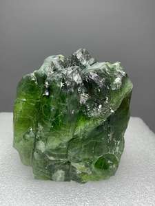 Spécimen de cristal de péridot naturel vert de haute qualité pour le Nouvel An en provenance du Pakistan - Product Image 3