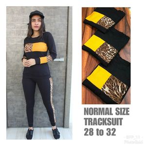 2024 nuevas mallas para correr de nailon ajustadas de cintura alta para mujer, tela de seda tejida con logotipo en relieve de secado rápido, estilo deportivo, sin botones - Product Image 3