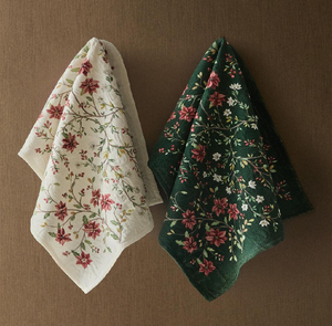 Paños de cocina festivos con diseños florales en elegantes tonos crema y verde bosque. Disponible a precios de mayoreo. - Product Image 1