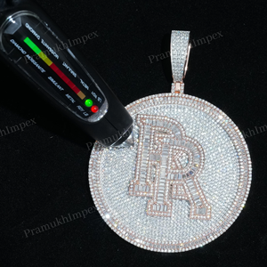 Colgante personalizado de alta calidad, Baguette Moissanite, accesorio de moda de Hip Hop de lujo con chapado en oro, pieza de declaración, joyería - Product Image 3