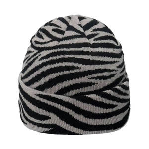 Gorro de punto con diseño de logotipo personalizable, gorro de invierno acrílico 100% para viajes para uso en la playa, estilo a cuadros cumplido con la demanda del OEM - Product Image 1
