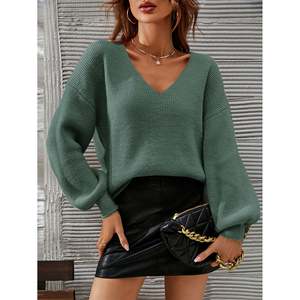 Suéter Casual para Mujer, Color Verde Militar, Hombros Descubiertos, Cuello en V, Manga Farol - Product Image 1