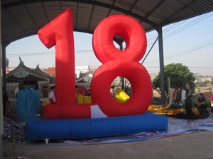 Globo Rojo Inflable de 18 Pulgadas para Eventos Publicitarios, Método de Inflado con Bomba de Aire Eléctrica - Product Image 3