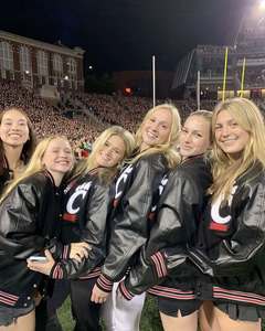 Chaqueta universitaria de lana para mujer con logotipo personalizado OEM con parche de letras de calle bordado de chenilla color negro para la temporada de invierno - Product Image 2