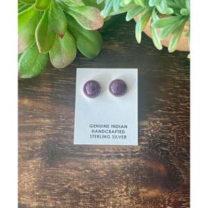 Pendientes de botón de plata de ley y ostra espinosa morada hechos por Navajo con engaste de amatista incrustado - Product Image 1