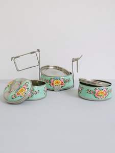 Boîte à lunch en acier peinte à la main, 3 étages, motif floral traditionnel jaune vif et bleu, disponible à prix de gros. - Product Image 3