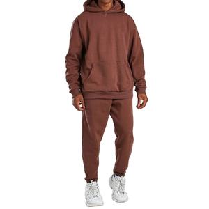 Conjunto Deportivo de Invierno para Hombre con Logotipo Personalizado al por Mayor |   Sudadera con Capucha Extra Grande de Algodón y Pantalones Deportivos de Felpa - Product Image 1