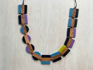 Collier en résine, accessoire de bijouterie audacieux et accrocheur pour les amateurs de mode moderne, haute qualité - Product Image 4