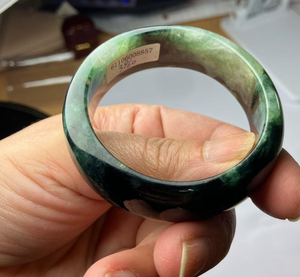 Vente en gros directe des fabricants, mode, bracelet large irrégulier en résine, bracelet à la main, rendu de mode pour femmes par l'artisanat en croissant - Product Image 2