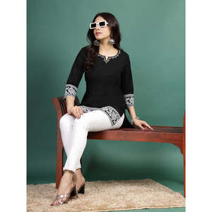 Descubra la fusión perfecta entre simplicidad y refinamiento con nuestro cómodo Kurti corto de algodón negro para mujer. - Product Image 2
