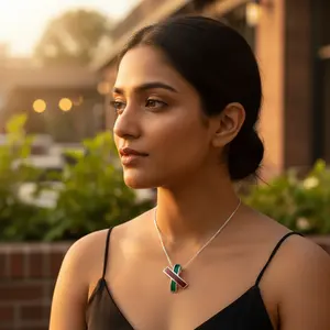 Pendentif en argent 925 avec pierres précieuses rouges et vertes, charme religieux en or rose fait à la main pour femmes, plaqué rhodium, fabriqué en Inde - Product Image 1