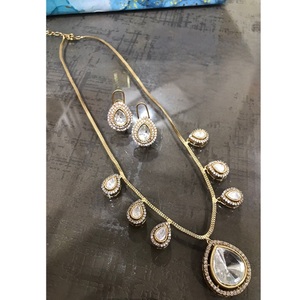 Ensemble de pendentifs de créateur simple style diamant américain avec chaîne en or et boucles d'oreilles assorties pour le glamour de tous les jours - Product Image 1