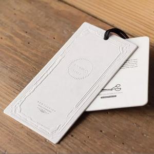 Accesorios en relieve logotipo personalizado ropa etiquetas colgantes Material de papel etiqueta de precio de ropa etiqueta colgante de papel para bolsos y zapatos - Product Image 1