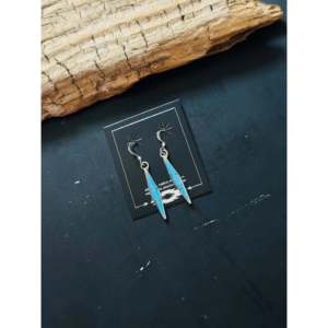 Boucles d'oreilles pendantes géométriques en turquoise de Kingman et argent sterling, faites à la main par des artisans Navajo - Product Image 4