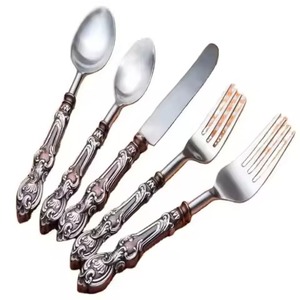 Ensemble de couverts en or avec manche torsadé de designer pour les repas en famille, les événements, les fêtes et les dîners de luxe, fabriqué à la main - Product Image 6