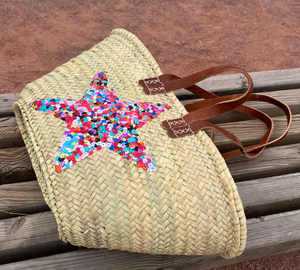 Panier de paille marocain fait à la main avec fourre-tout de plage à paillettes colorées Star Boho avec poignées en cuir - Product Image 1