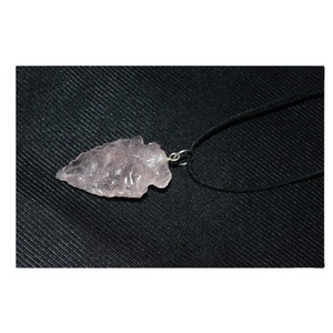 Collar de Puntas de Flecha de Cuarzo Rosa, Artesanía en Piedras Semipreciosas, Arte Popular Duradero |   Lindo Collar con Forma de Punta de Flecha - Product Image 1