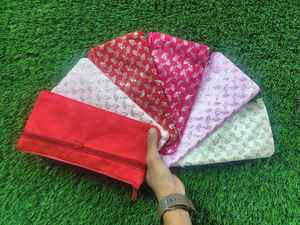 กระเป๋าถือขนาดเล็กดีไซน์ใหม่สำหรับผู้หญิงกระเป๋าถือปักลายดอกไม้มุกมีสไตล์พร้อมซิปปิดกระเป๋าผู้หญิงขายส่ง - Product Image 2