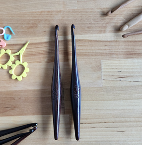 Ganchos de ganchillo de resina en colores surtidos con purpurina disponibles a partir del tamaño 3,5mm en adelante Ideal para reventa desde la India - Product Image 1