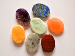 Vente en gros de pierres précieuses naturelles, lot de sept chakras cabochon, cristal de guérison, équilibre, pierres précieuses en vrac pour la fabrication de bijoux - Product Image 5