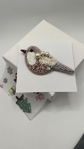 Broche de Flores Hecho a Mano con Cuentas de Vidrio y Tela de Algodón, Diseño Bordado a Mano, Accesorio de Moda de Verano - Product Image 3