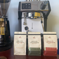 Gehele ARABICA bonen, fabrieksgeroosterd, rijke aroma van rijpe vruchten, soepele, frisse koffie, goede prijs.