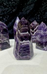 Pierre semi-précieuse améthyste de forme libre polie en forme irrégulière pour la guérison par le Reiki et la méditation, sculpture de présentation - Product Image 2