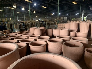 Jardinières de poterie émaillée de style atlantique antique personnalisé de haute qualité Pot de fleur de jardin extérieur rustique du Vietnam décor à la maison - Product Image 3