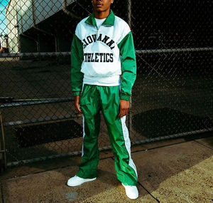 Conjunto de pantalones y chaqueta con cremallera y logotipo personalizado para hombre, chándal de poliéster y nailon de retazos, ropa deportiva para correr para invierno con técnicas de diamantes de imitación - Product Image 4