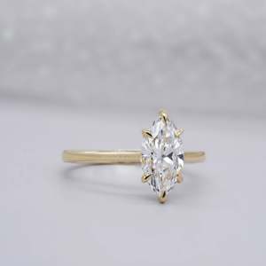 Bague de fiançailles en or jaune 10 carats certifiée IGI avec sertissage solitaire, ornée d'un diamant et d'une pierre principale en jade - Product Image 3
