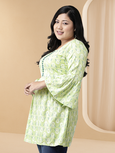 Kurti court évasé en rayonne à imprimé floral vert pour femmes, avec col rond et manches cloche, conçu pour un port doux et confortable - Product Image 2