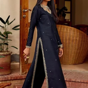 MAGNIFIQUE ROBE KURTA, PANTALON ET DUPPATA LONGUEUR AU SOL AVEC BRODERIE ZARDOZI DÉCENTE OFFRÉE POUR VÊTEMENTS DE FÊTE/MARIAGE = 2024 - Product Image 1