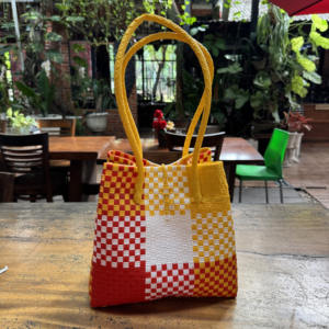 Vente en gros Sac de plage tissé pour femmes fait à la main Matière plastique de qualité supérieure Tissage recyclé fait à la main d'Indonésie - Product Image 5