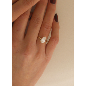 Anillo de compromiso de oro macizo de 14 quilates con diamante en forma de pera de Elizabeth Lab - Product Image 2