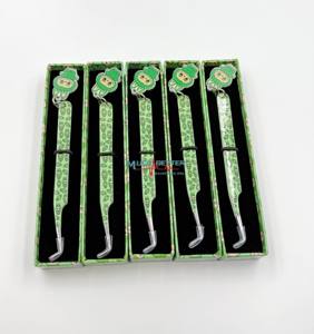 Pinzas de extensión de pestañas verdes con punta de fibra de etiqueta privada, pinzas de pestañas de volumen delgado con agarre de diamante de 90 grados con dijes - Product Image 3