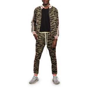 Nouvel arrivage de jogging d'entraînement pour hommes ensemble de deux pièces de survêtements d'hiver de gymnastique confortables et personnalisés par sublimation à fermeture éclair à capuche - Product Image 1