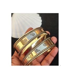 Hermoso Brazalete de Latón Estilo Artesanal, Anillo de Puño, Bañado en Oro, Pieza Duradera para Mujer, Atuendos para Celebraciones de Boda - Product Image 4
