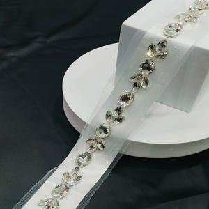 Tissu de dentelle fantaisie tissé à la main avec bordure en pierre de cristal argenté avec filet complexe pour saris et robes - Product Image 2