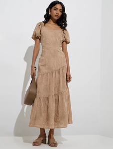 Vestido Escalonado Bordado Floral Beige LOV - Product Image 2